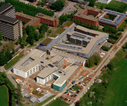 85410 Luchtfoto van het in aanbouw zijnde gebouw van de Hogeschool van Utrecht (Padualaan 101) in het ...